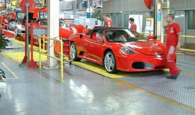 Ferrari a oferit bonusuri de mii de euro celor 3 mii de angajaţi pentru productivitate şi performanţă